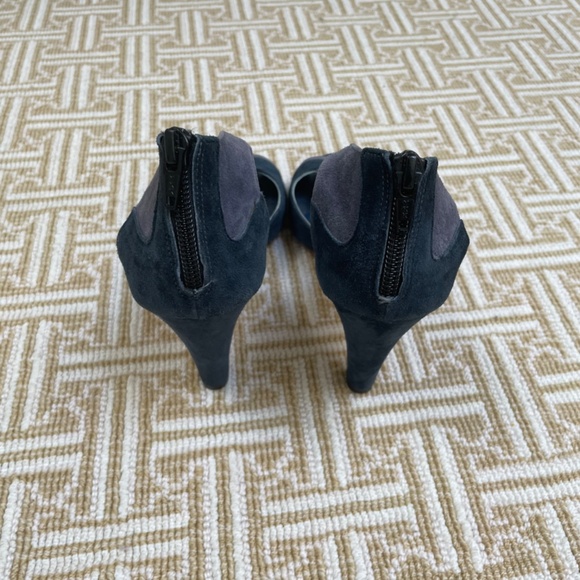 Never worn, Italian made, leather heels. Size 38. - Picture 2 of 3